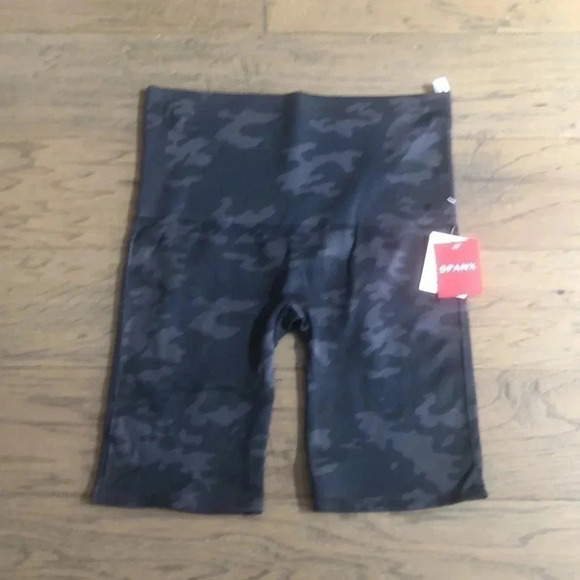 SPANX lamn bike shorts black camo Sz XL New with Tags - Picture 3 of 8